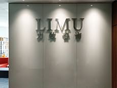 烤漆玻璃logo形象墻_鋼化玻璃烤