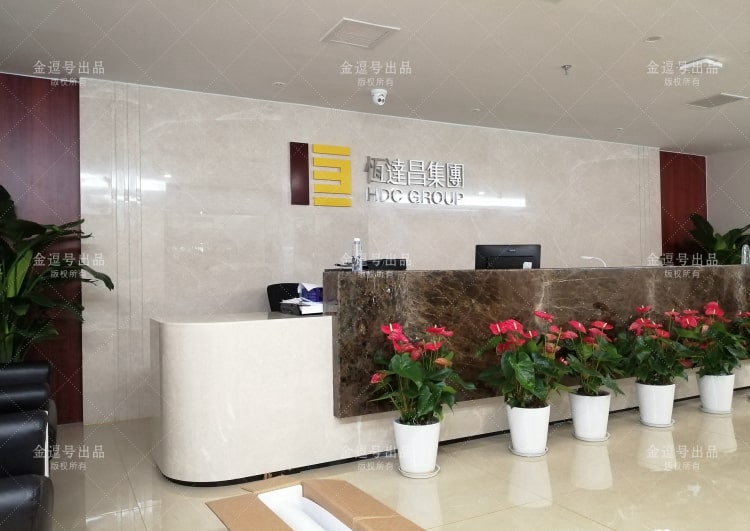 公司背景墻制作圖片：廈門(mén)恒達(dá)昌投資集團(tuán)有限公司不銹鋼字公司前臺(tái)形象墻設(shè)計(jì)制作