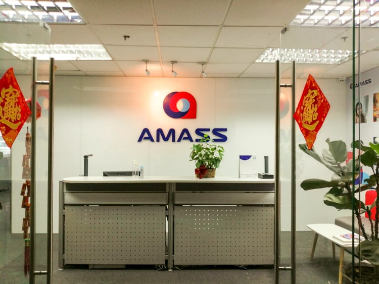 公司進(jìn)門背景墻指一進(jìn)公司大門正面面對(duì)的一面墻，有些公司會(huì)設(shè)有前臺(tái)接待，和前臺(tái)一同代表企業(yè)形象，一般也稱作公司形象墻。背景墻上面通常會(huì)裝有公司的logo標(biāo)識(shí)也稱做logo墻