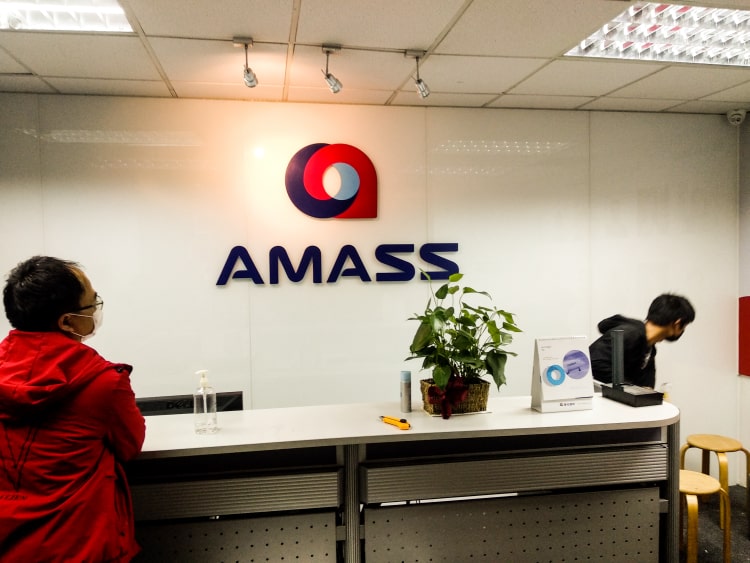 公司進(jìn)門背景墻指一進(jìn)公司大門正面面對(duì)的一面墻，有些公司會(huì)設(shè)有前臺(tái)接待，和前臺(tái)一同代表企業(yè)形象，一般也稱作公司形象墻。背景墻上面通常會(huì)裝有公司的logo標(biāo)識(shí)也稱做logo墻