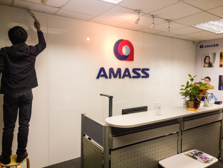 公司進(jìn)門背景墻指一進(jìn)公司大門正面面對(duì)的一面墻，有些公司會(huì)設(shè)有前臺(tái)接待，和前臺(tái)一同代表企業(yè)形象，一般也稱作公司形象墻。背景墻上面通常會(huì)裝有公司的logo標(biāo)識(shí)也稱做logo墻