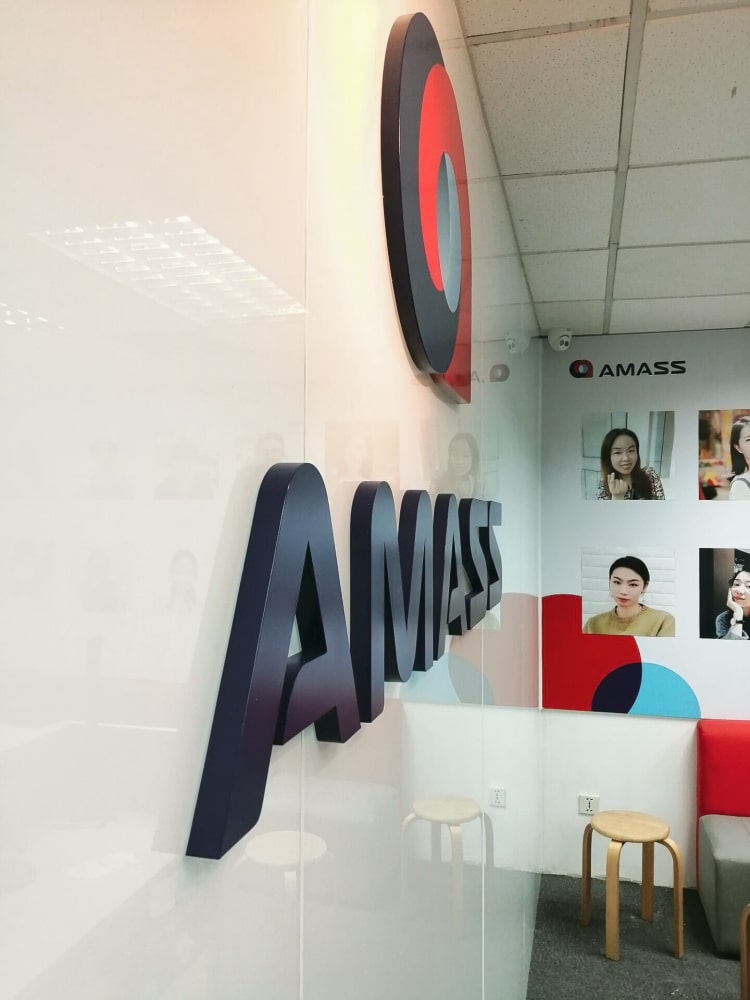 公司進(jìn)門背景墻指一進(jìn)公司大門正面面對(duì)的一面墻，有些公司會(huì)設(shè)有前臺(tái)接待，和前臺(tái)一同代表企業(yè)形象，一般也稱作公司形象墻。背景墻上面通常會(huì)裝有公司的logo標(biāo)識(shí)也稱做logo墻