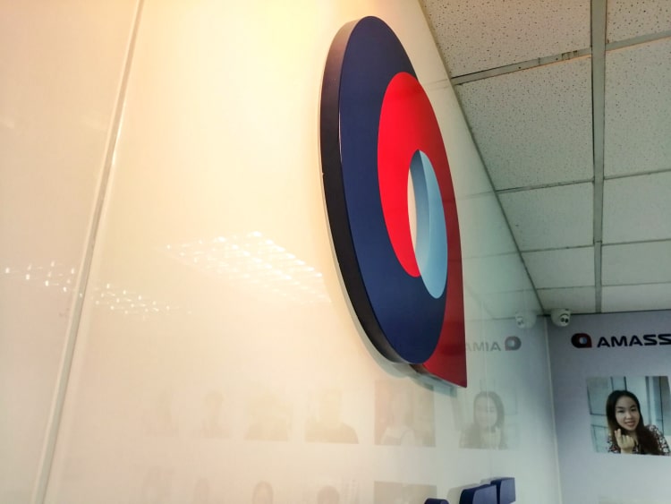 公司進(jìn)門背景墻指一進(jìn)公司大門正面面對(duì)的一面墻，有些公司會(huì)設(shè)有前臺(tái)接待，和前臺(tái)一同代表企業(yè)形象，一般也稱作公司形象墻。背景墻上面通常會(huì)裝有公司的logo標(biāo)識(shí)也稱做logo墻