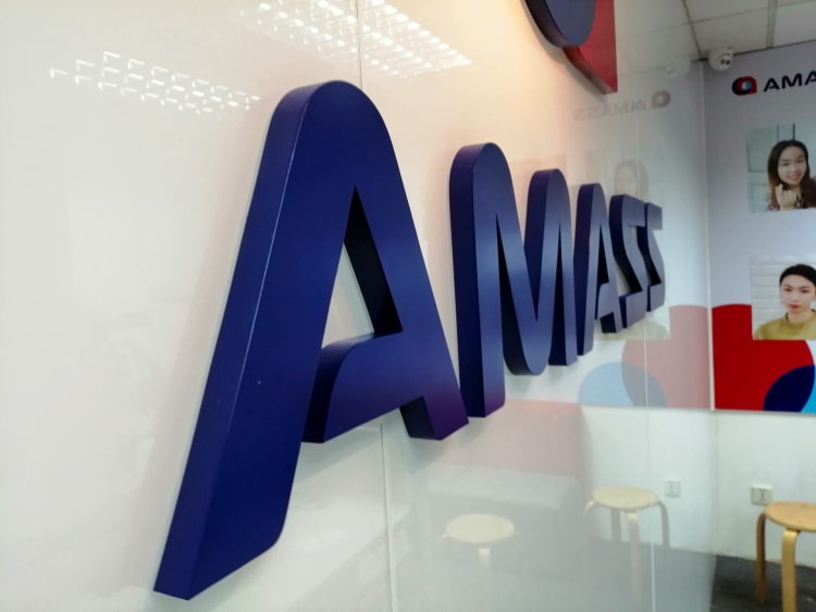 公司進(jìn)門背景墻指一進(jìn)公司大門正面面對(duì)的一面墻，有些公司會(huì)設(shè)有前臺(tái)接待，和前臺(tái)一同代表企業(yè)形象，一般也稱作公司形象墻。背景墻上面通常會(huì)裝有公司的logo標(biāo)識(shí)也稱做logo墻