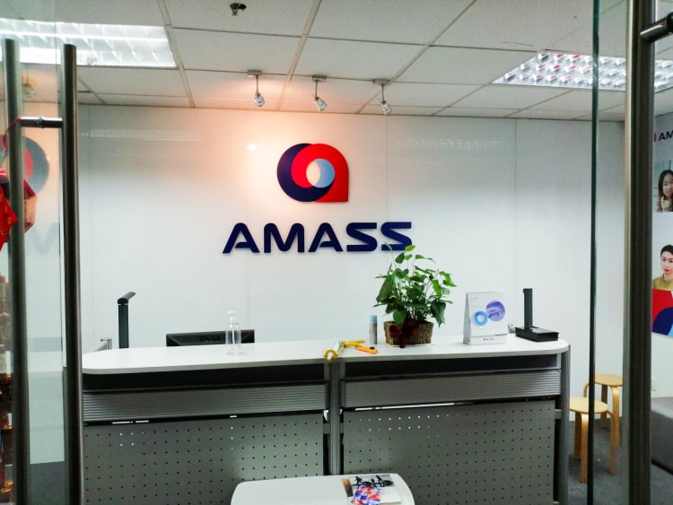 公司進(jìn)門背景墻指一進(jìn)公司大門正面面對(duì)的一面墻，有些公司會(huì)設(shè)有前臺(tái)接待，和前臺(tái)一同代表企業(yè)形象，一般也稱作公司形象墻。背景墻上面通常會(huì)裝有公司的logo標(biāo)識(shí)也稱做logo墻